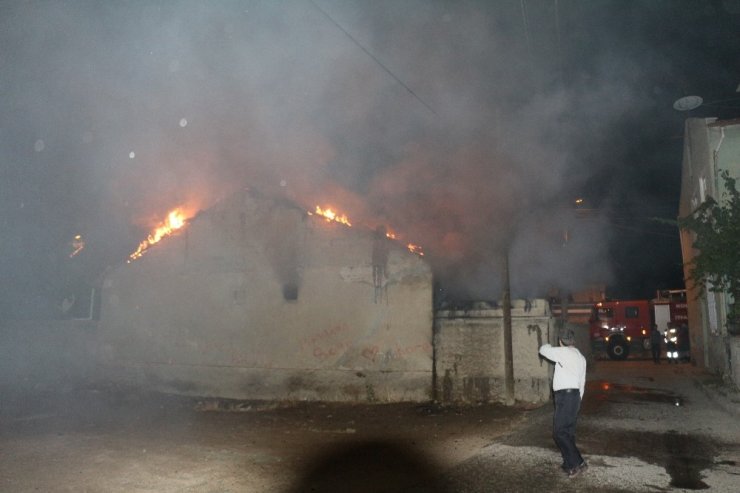 Yangın çıkan evdeki vatandaşı yanmaktan polis ekipleri kurtardı