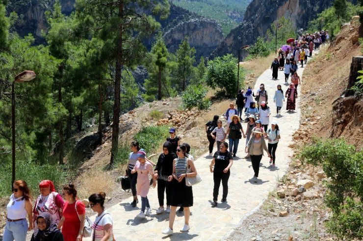 Akdeniz Belediyesi’nin kursiyer kadınları Mut Yerköprü Şelalesini gezdi