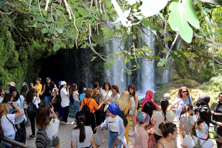 Akdeniz Belediyesi’nin kursiyer kadınları Mut Yerköprü Şelalesini gezdi