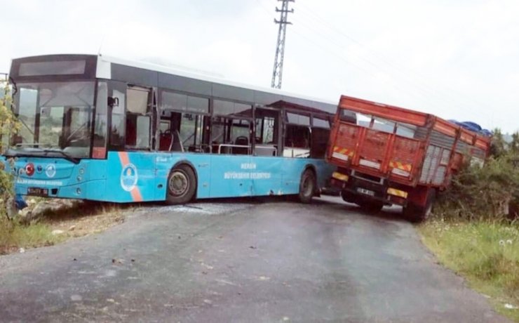 Tarsus’ta belediye otobüsü kaza yaptı: 2 yaralı
