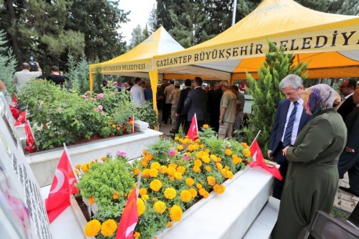 Başkan Tahmazoğlu şehitlikleri ziyaret etti