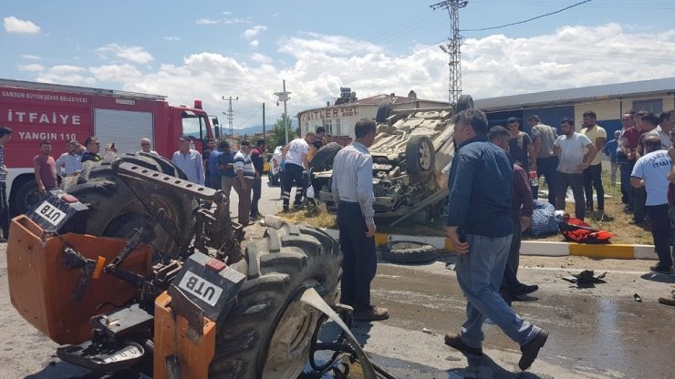 Traktör ile hafif ticari araç çarpıştı: 2’si çocuk 9 yaralı