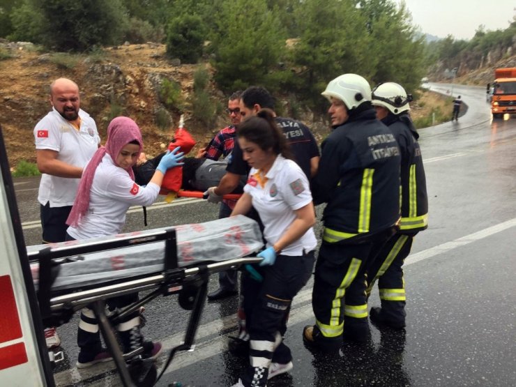 Antalya’da otobüs, otomobil ile çarpıştı: 3 yaralı