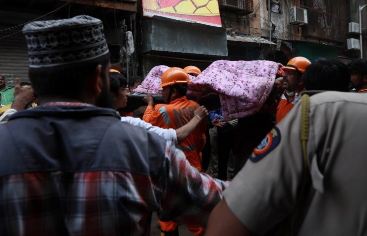 Hindistan’daki çöken binada ölü sayısı 14’e yükseldi