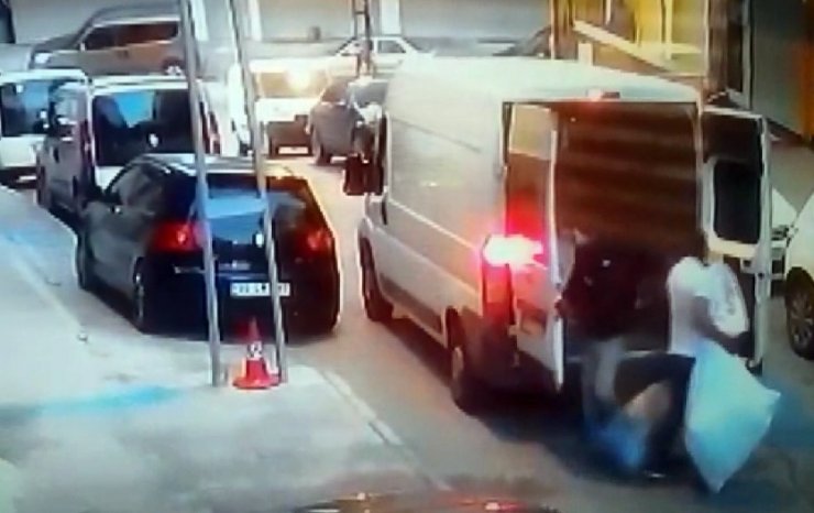 Arnavutköy’de şok eden hırsızlık.. 8 kişi gelip iş yerini soydular