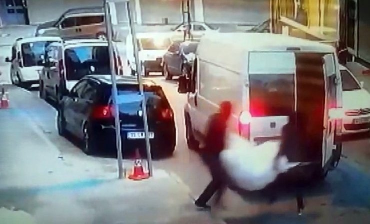 Arnavutköy’de şok eden hırsızlık.. 8 kişi gelip iş yerini soydular