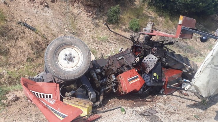 Kula’da traktör devrildi: 1’i ağır 2 yaralı