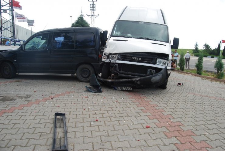Tekirdağ’da 37 mülteciyi taşıyan minibüs kaza yaptı