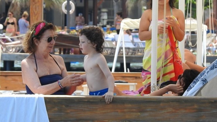 Hande Ataizi oğlu ile birlikte çocuklar gibi eğlendi