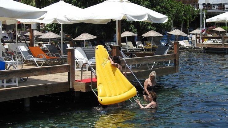 Hande Ataizi oğlu ile birlikte çocuklar gibi eğlendi