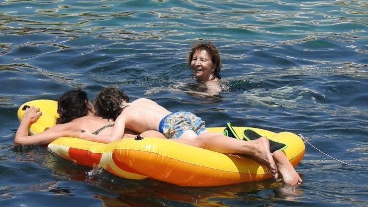 Hande Ataizi oğlu ile birlikte çocuklar gibi eğlendi