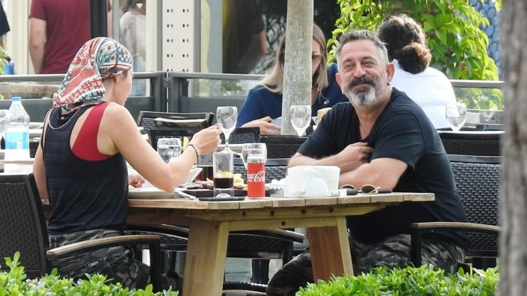 Cem Yılmaz’ın yaşlı hali Defne Samyeli’yi kahkahalara boğdu