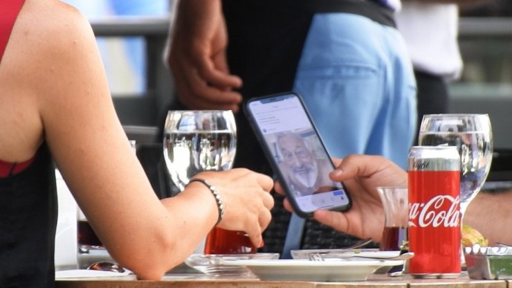 Cem Yılmaz’ın yaşlı hali Defne Samyeli’yi kahkahalara boğdu