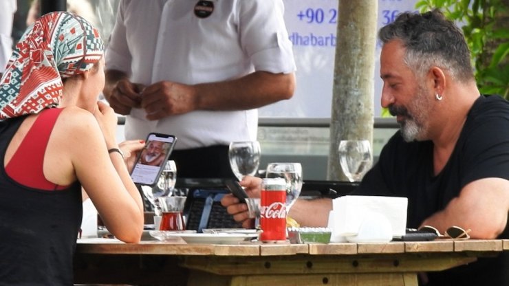 Cem Yılmaz’ın yaşlı hali Defne Samyeli’yi kahkahalara boğdu