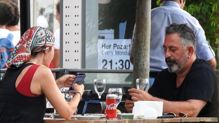 Cem Yılmaz’ın yaşlı hali Defne Samyeli’yi kahkahalara boğdu