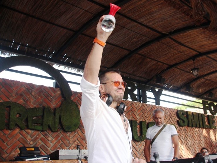 Ozan çaldı, Cem Belevi ve oyuncu sevgilisi eğlendi