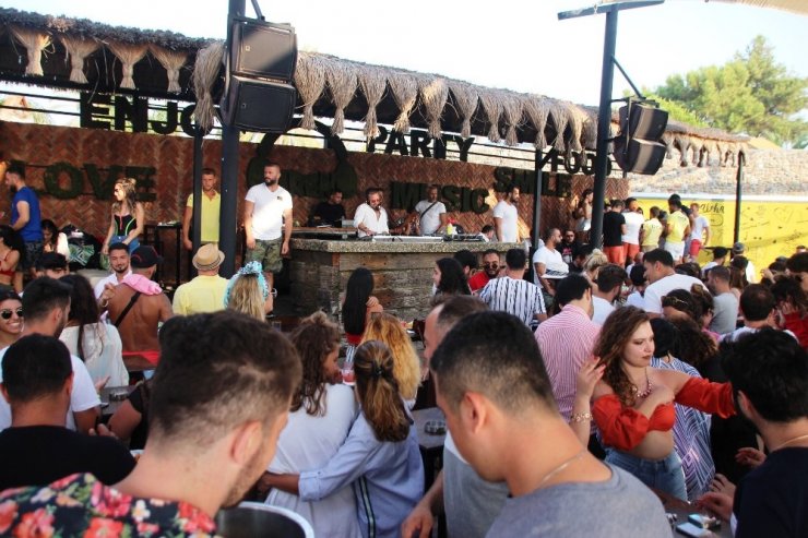 Ozan çaldı, Cem Belevi ve oyuncu sevgilisi eğlendi