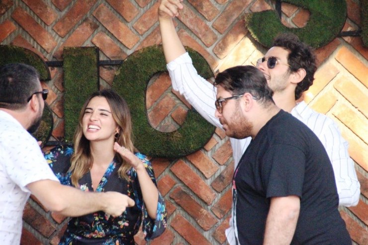 Ozan çaldı, Cem Belevi ve oyuncu sevgilisi eğlendi