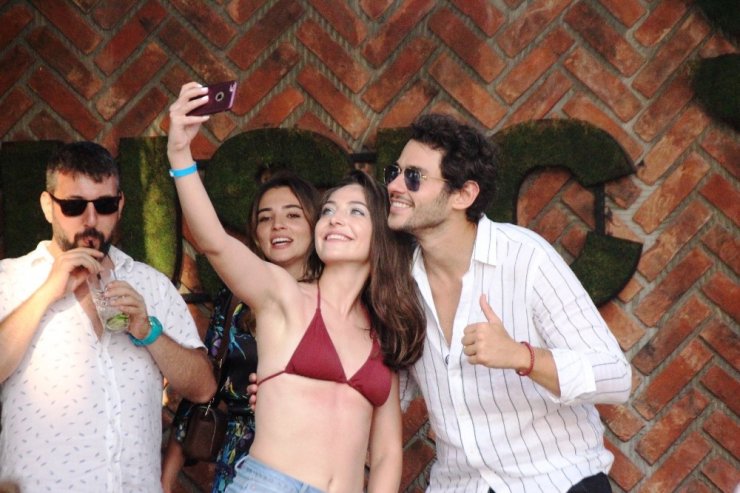 Ozan çaldı, Cem Belevi ve oyuncu sevgilisi eğlendi