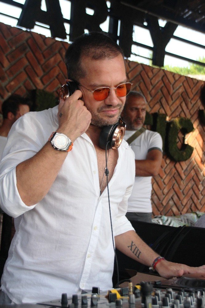 Ozan çaldı, Cem Belevi ve oyuncu sevgilisi eğlendi