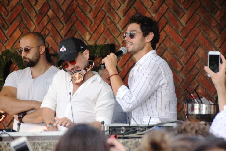 Ozan çaldı, Cem Belevi ve oyuncu sevgilisi eğlendi