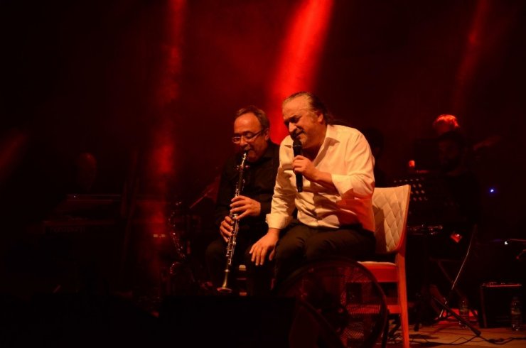 Başkan Günel’den Volkan Konak’a sahnede teşekkür