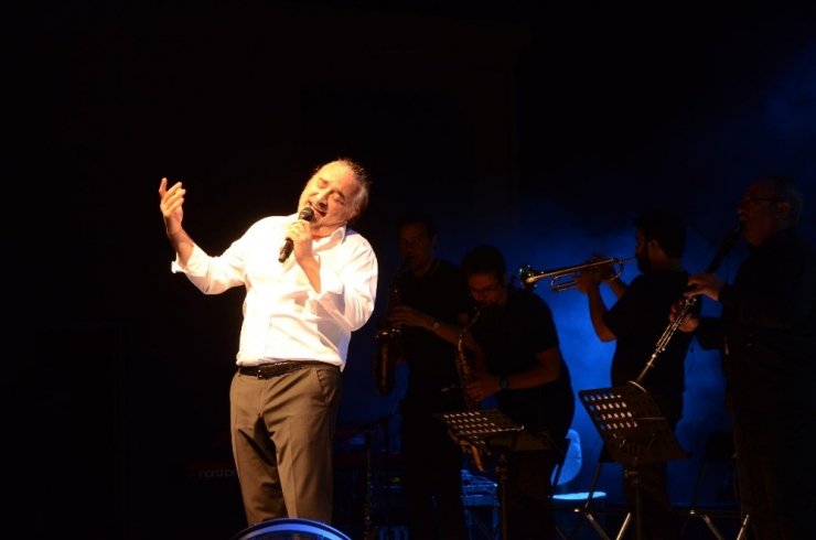 Başkan Günel’den Volkan Konak’a sahnede teşekkür