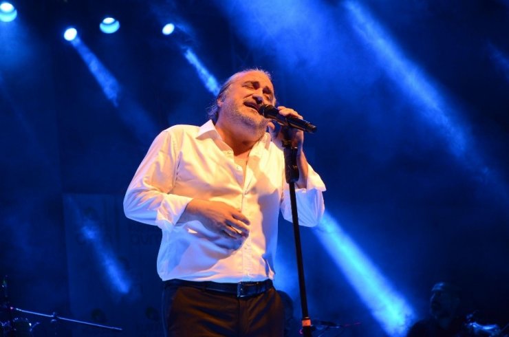 Başkan Günel’den Volkan Konak’a sahnede teşekkür