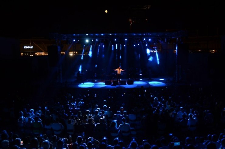 Başkan Günel’den Volkan Konak’a sahnede teşekkür