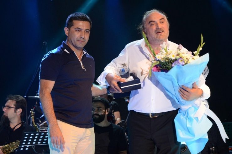 Başkan Günel’den Volkan Konak’a sahnede teşekkür