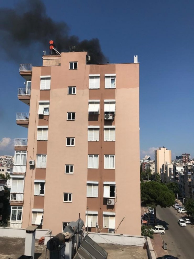 10 katlı apartmanın çatı katında yangın