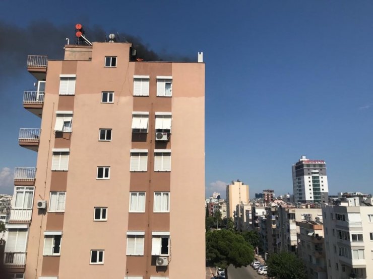 10 katlı apartmanın çatı katında yangın