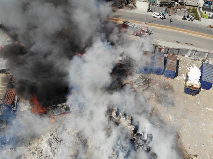 Başakşehir’de hurdalık yangını havadan görüntülendi