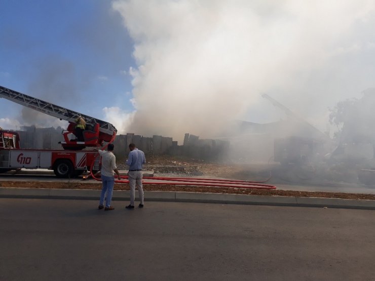 Başakşehir’de hurdalık yangını havadan görüntülendi