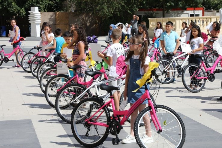 Büyükçekmece’de başarılı öğrencilere 143 adet bisiklet dağıtıldı