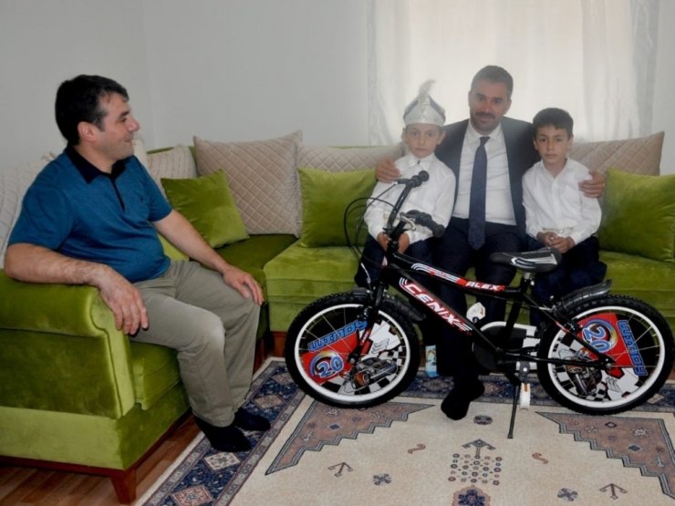 Başkan Çetin’den sünnet olan çocuklara bisiklet