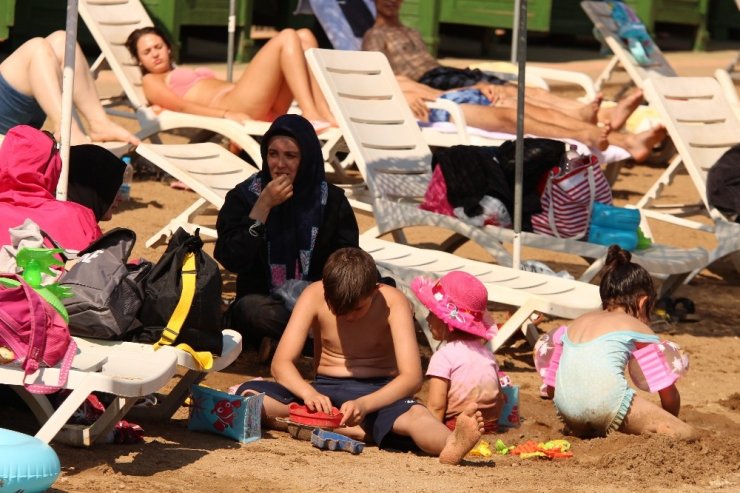 Hava sıcaklıkları 30 dereceyi aştı vatandaşlar soluğu plajda aldı