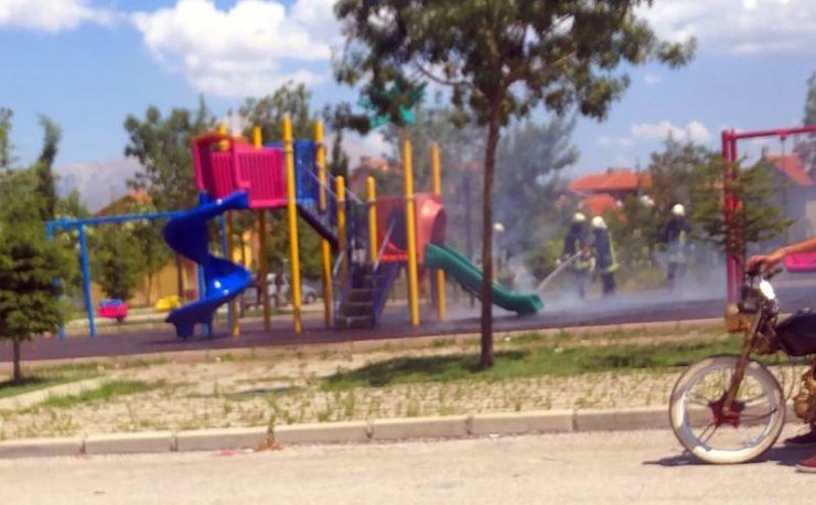 Çocuk parkında korkutan yangın