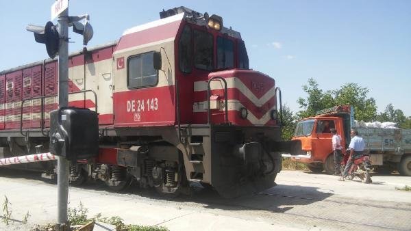 Konya'da yük treni hemzemin geçitte kamyonete çarptı: 1'i ağır 5 yaralı