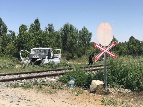 Konya'da yük treni hemzemin geçitte kamyonete çarptı: 1'i ağır 5 yaralı