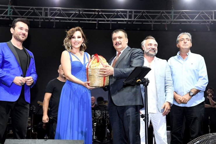 Kayısı Festivali’nde Funda Arar rüzgarı