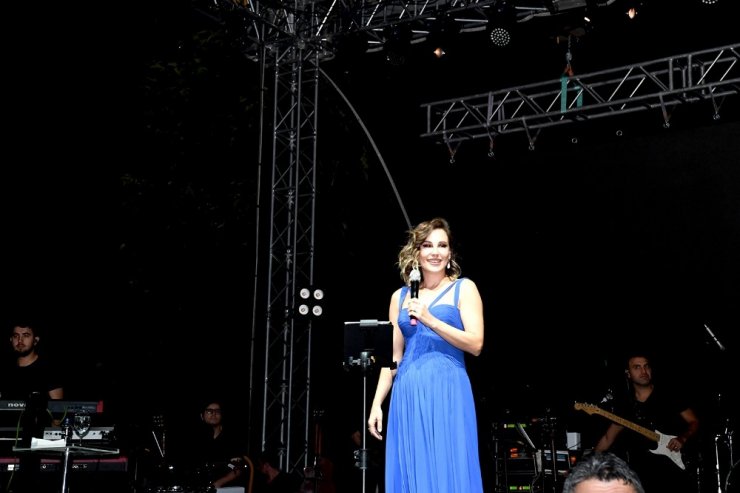 Kayısı Festivali’nde Funda Arar rüzgarı