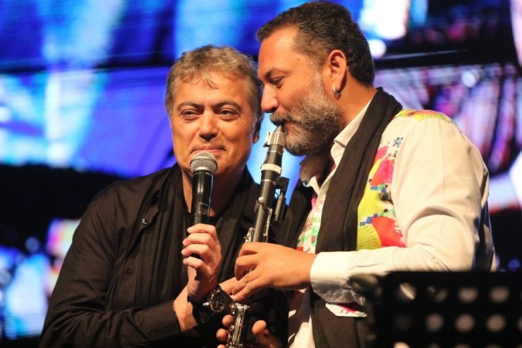 Alanya’da Hüsnü Şenlendirici ve Cengiz Kurtoğlu hayranlarıyla buluştu