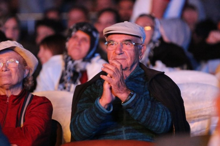 Alanya’da Hüsnü Şenlendirici ve Cengiz Kurtoğlu hayranlarıyla buluştu