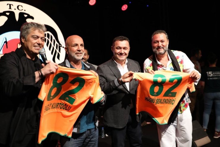 Alanya’da Hüsnü Şenlendirici ve Cengiz Kurtoğlu hayranlarıyla buluştu