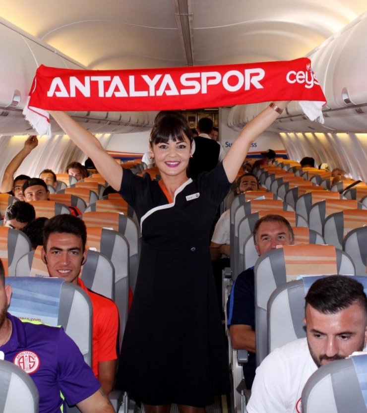 Antalyaspor’dan Ali Gürbüz’lü forma tanıtımı