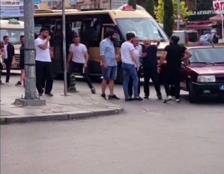 İstanbul’da güpegündüz cadde ortasında yaşanan kavga kamerada