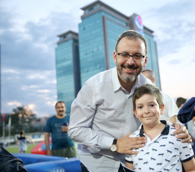 Bakan Kasapoğlu, Altındağ’da Yaz Akşamı Şenlikleri’ne katıldı