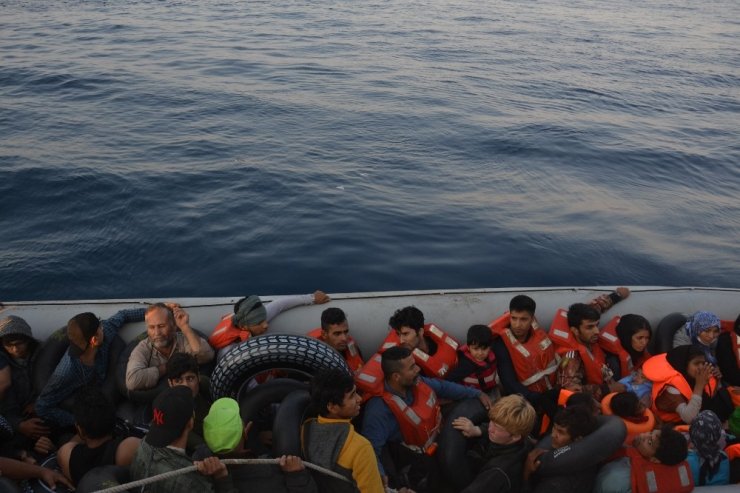 Kuşadası Körfezi’nde 28’i çocuk 77 kaçak göçmen yakalandı