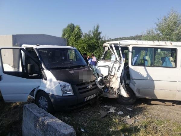 Kütahya'da işçi servisi ile kamyonet çarpıştı: 11 yaralı